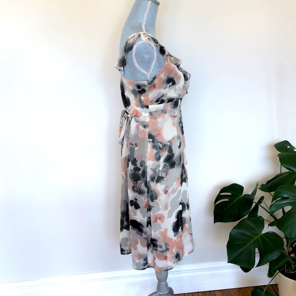 This beautiful sleeveless dress is perfect to wear to an event or a lunch date. - Picture 6 of 8
